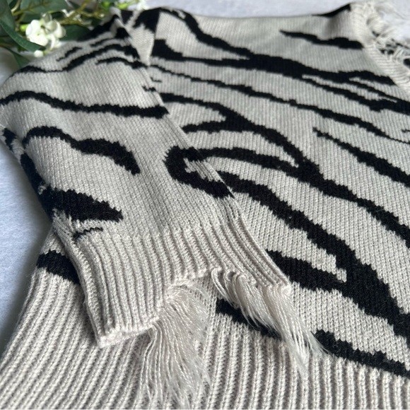 Polly & Esther Size L Women’s Animal Print Destructed Sweater - Picture 5 of 12